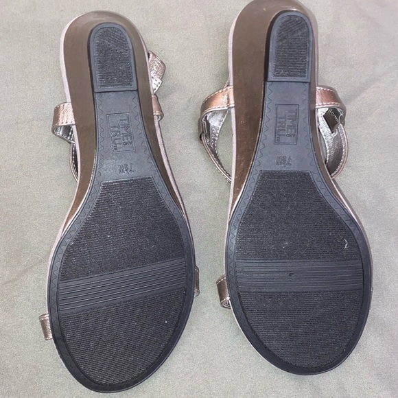 Time and Tru silver sandal - Picture 3 of 5
